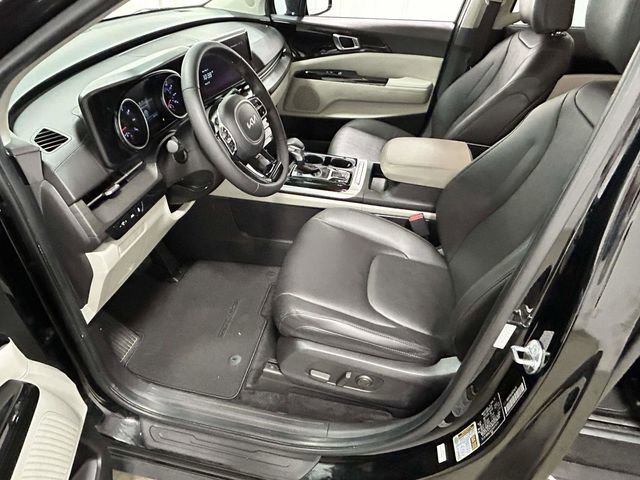 Used 2024 Kia Carnival EX FWD image 13
