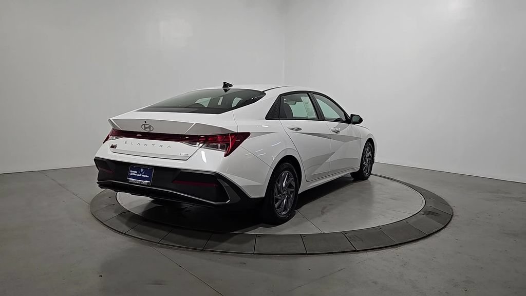 Certified 2025 Hyundai Elantra Hybrid FWD image 5