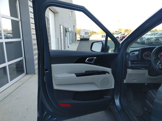 Used 2024 Kia Carnival EX image 14