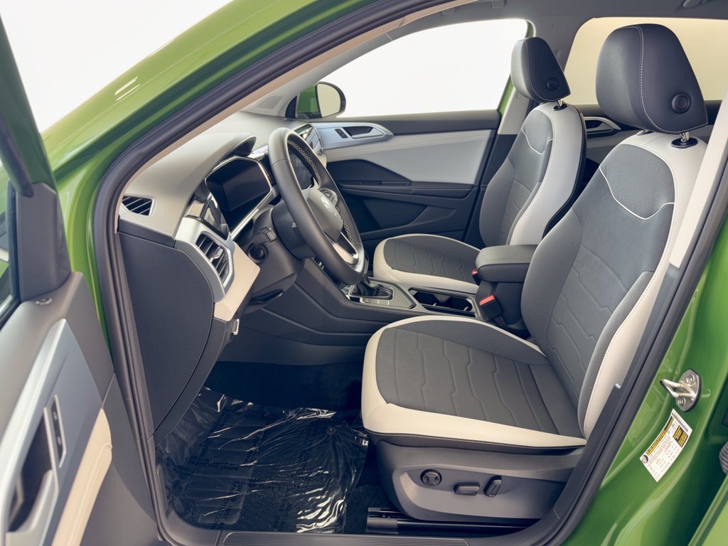 Certified 2026 Volkswagen Taos SE FWD image 5
