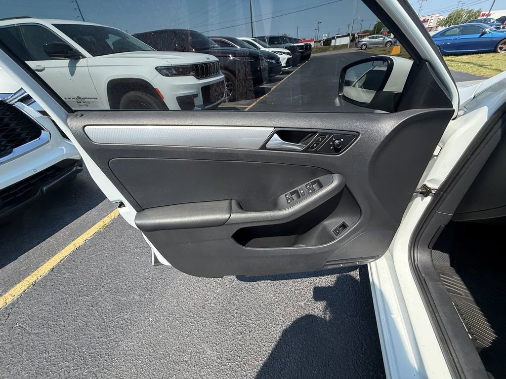 Used 2017 Volkswagen Jetta SE image 11