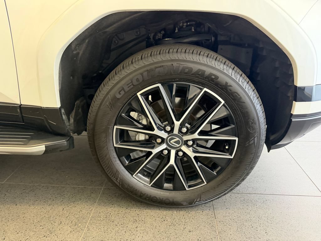 Used 2024 Lexus GX 550 w/ Accessory Package (Z1) AWD/4WD image 9
