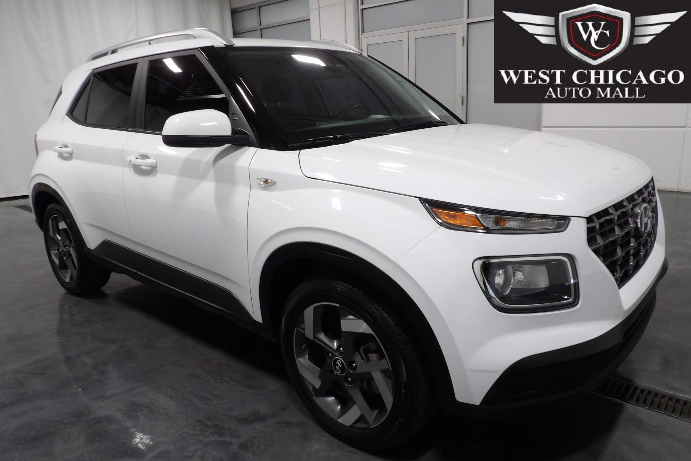 Used 2024 Hyundai Venue SEL image 1