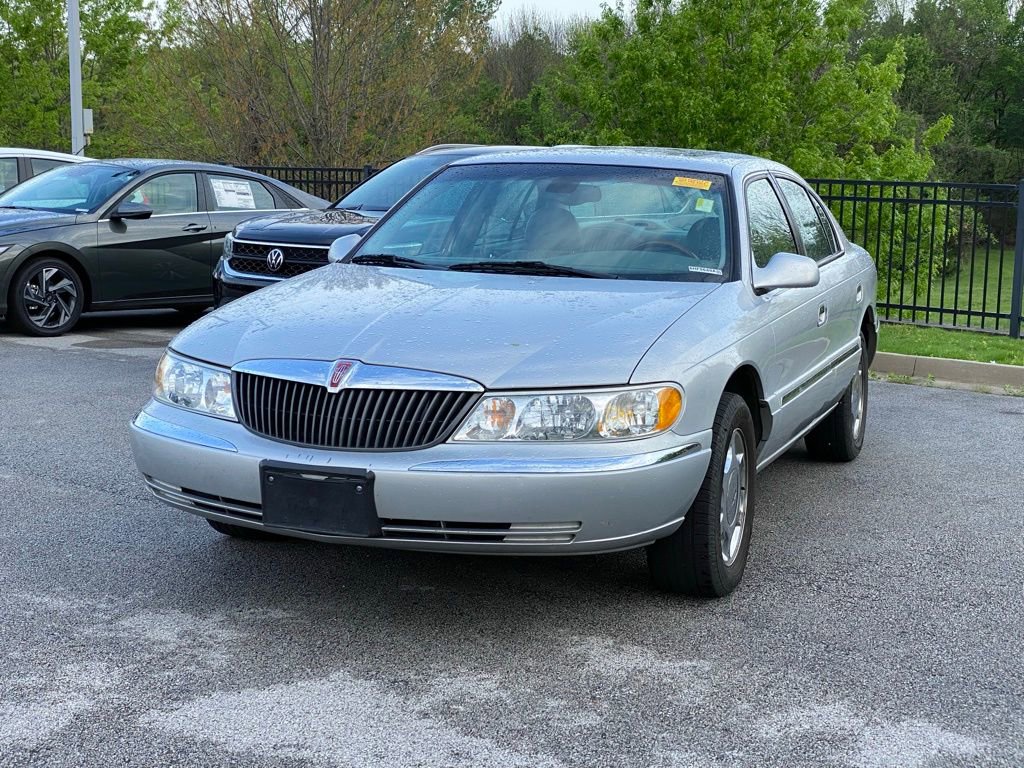 Used 2002 Lincoln Continental image 3
