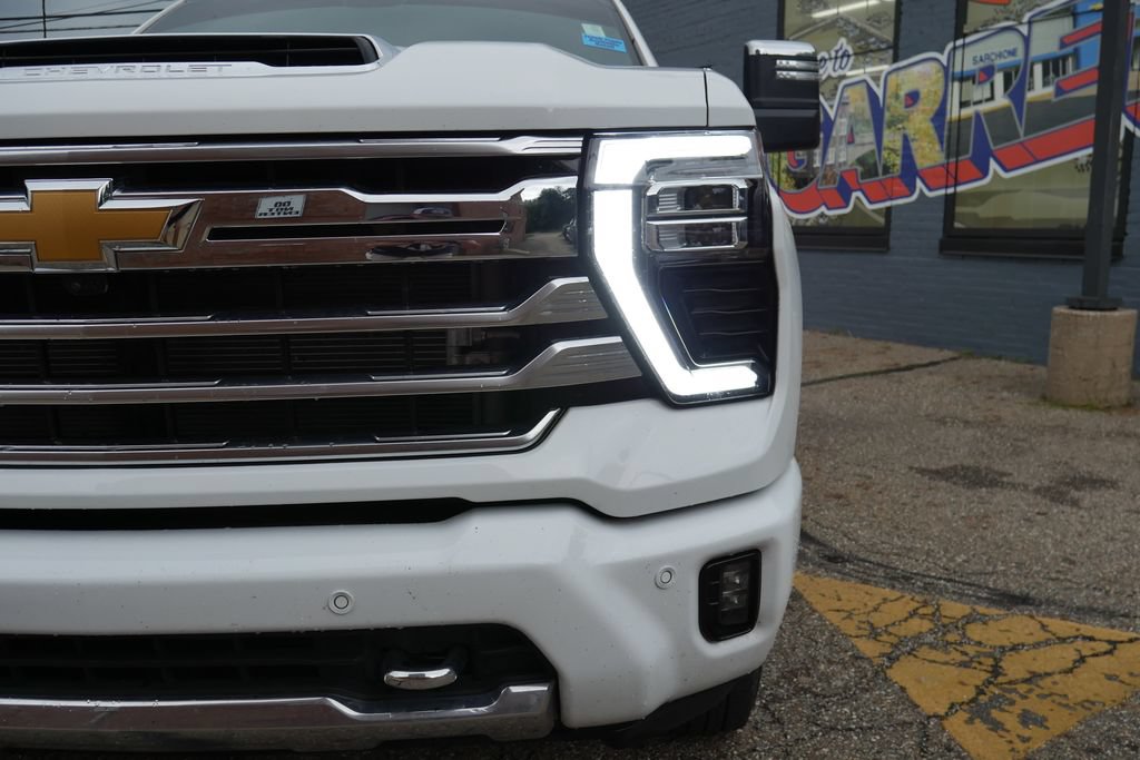 Used 2025 Chevrolet Silverado 3500 High Country w/ Technology Package AWD/4WD image 3