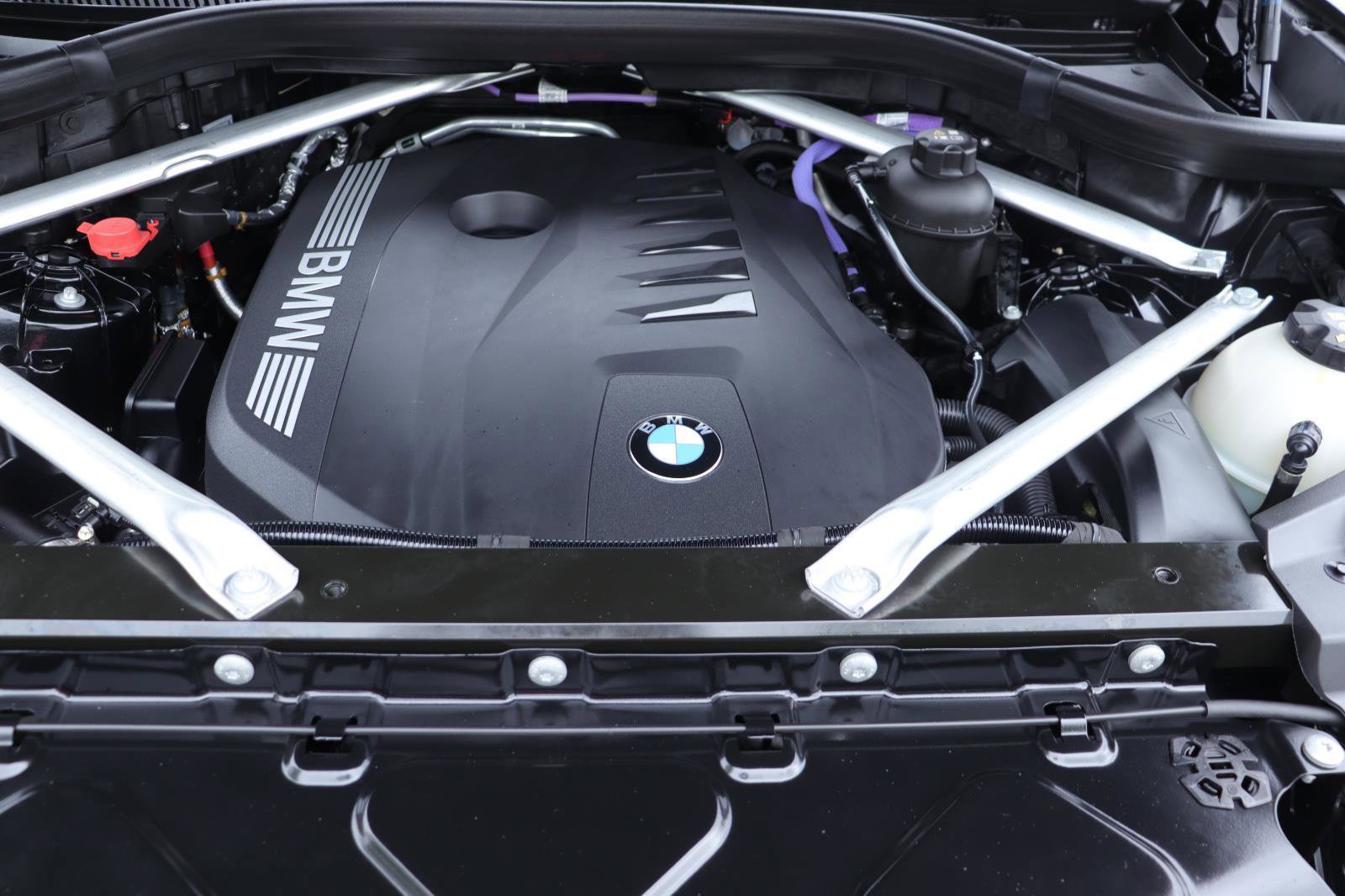 Used 2025 BMW X5 xDrive40i w/ M Sport Package AWD/4WD image 39