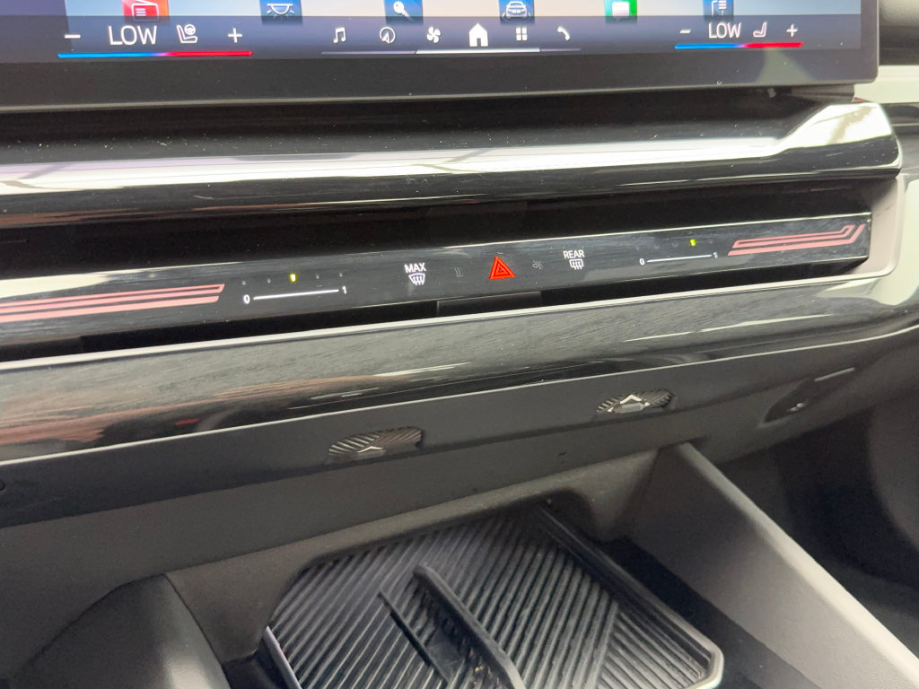 Used 2024 BMW 530i w/ Premium Package RWD image 32