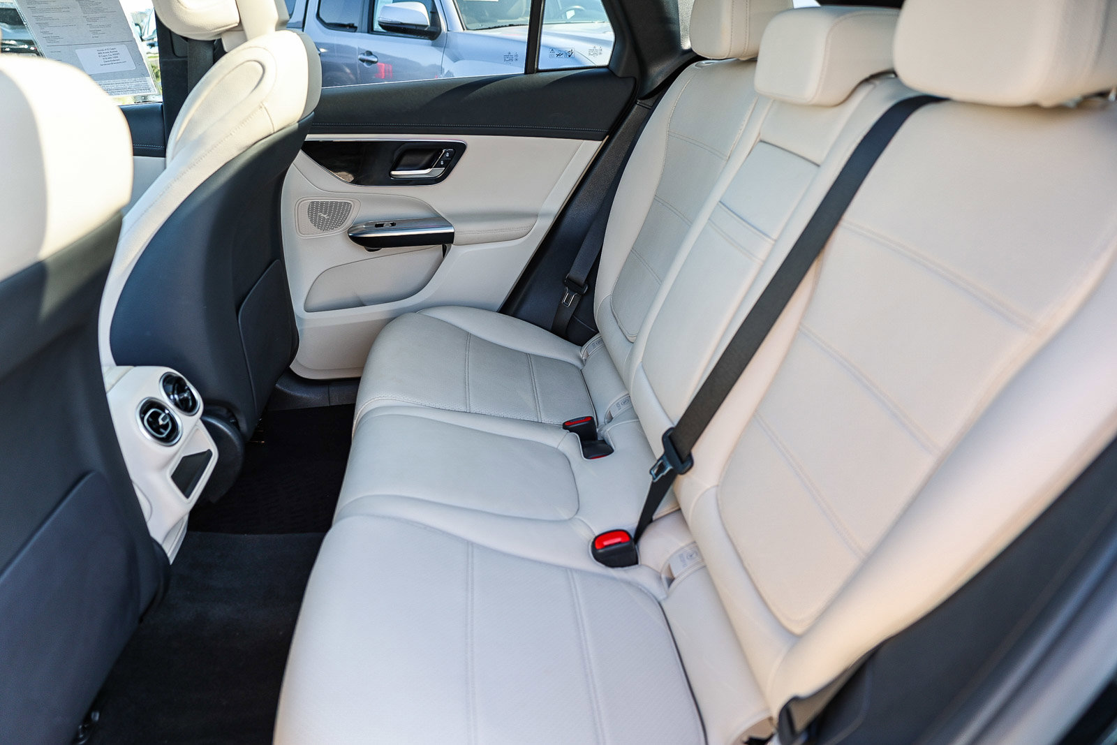 Used 2024 Mercedes-Benz GLC 300 4MATIC image 8