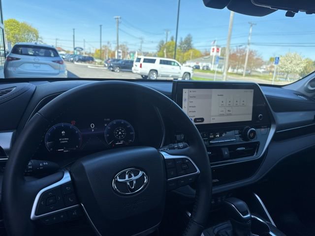 Used 2024 Toyota Highlander Platinum AWD/4WD image 24