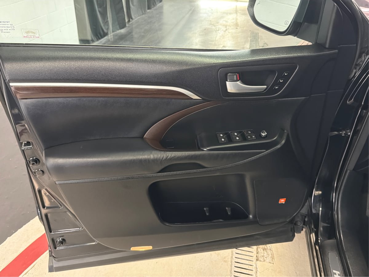 Used 2015 Toyota Highlander Limited image 24