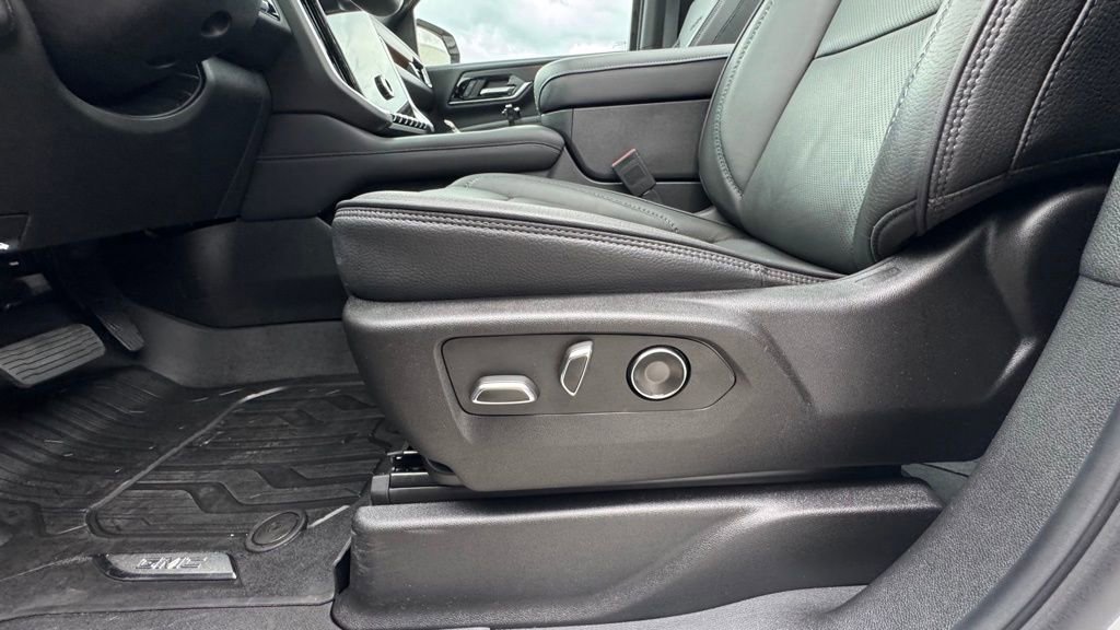 Used 2025 GMC Yukon Denali w/ Advanced Technology Package image 24