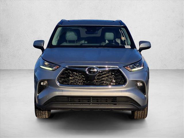 Used 2023 Toyota Highlander Limited FWD image 2