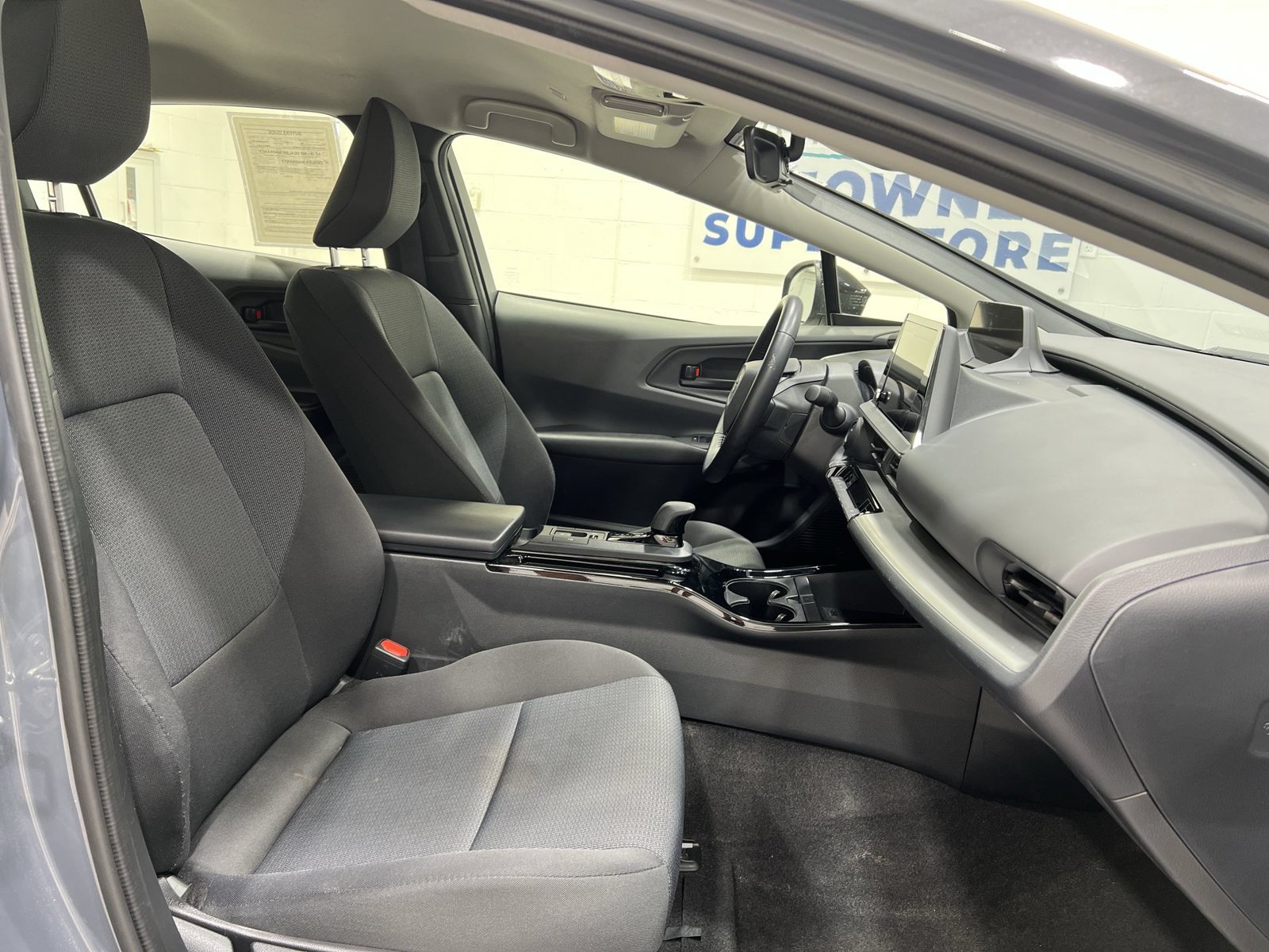 Used 2025 Toyota Prius LE FWD image 24