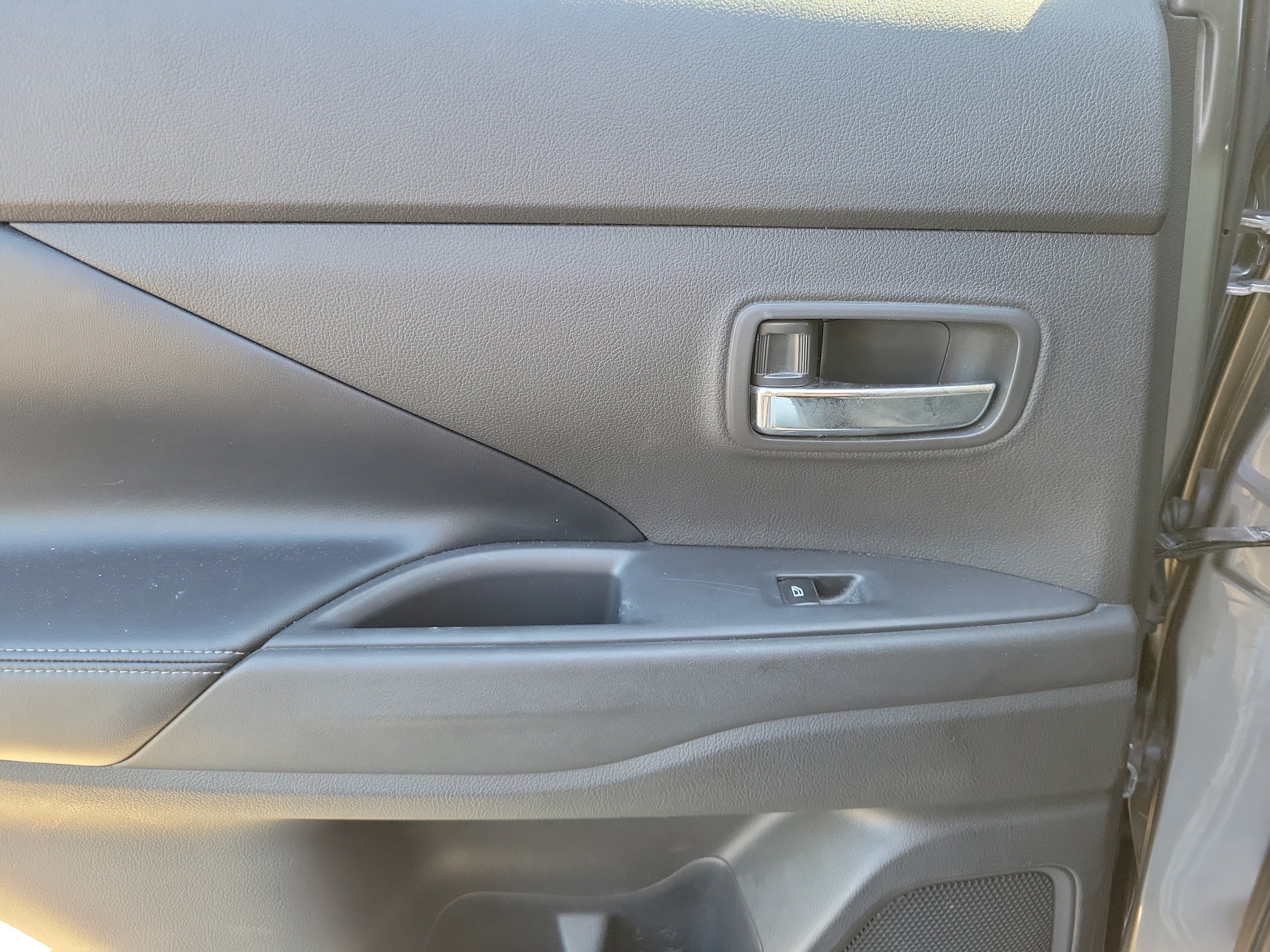 Used 2019 Mitsubishi Outlander LE AWD/4WD image 12