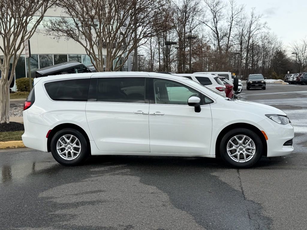Certified 2022 Chrysler Voyager LX image 5