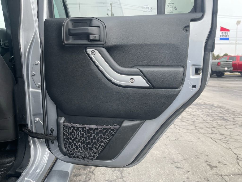 Used 2018 Jeep Wrangler Unlimited Sahara w/ Connectivity Group AWD/4WD image 12