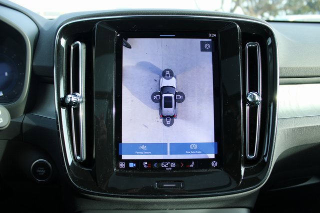 Used 2025 Volvo XC40 B5 Plus image 23