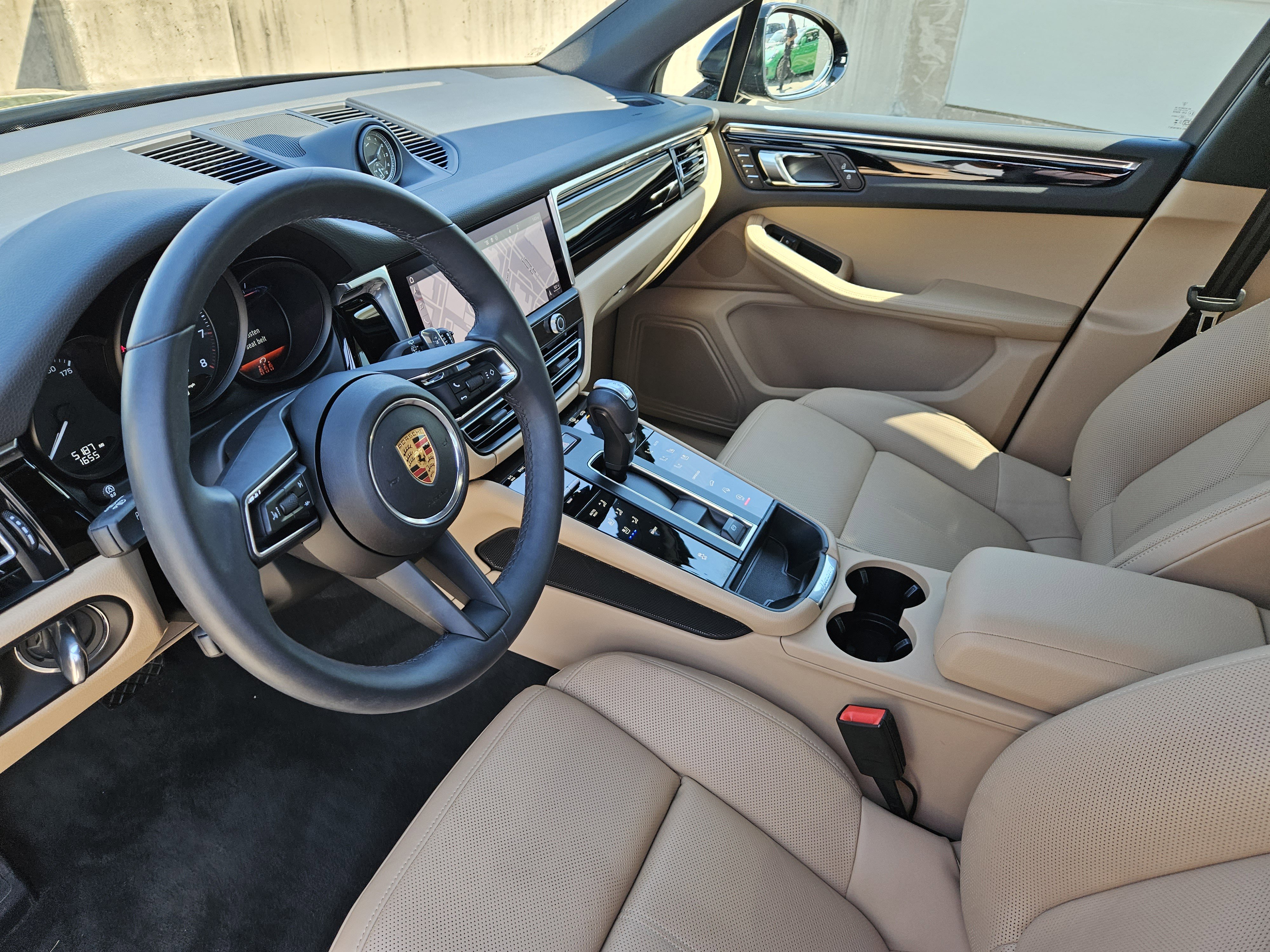 Certified 2025 Porsche Macan image 4