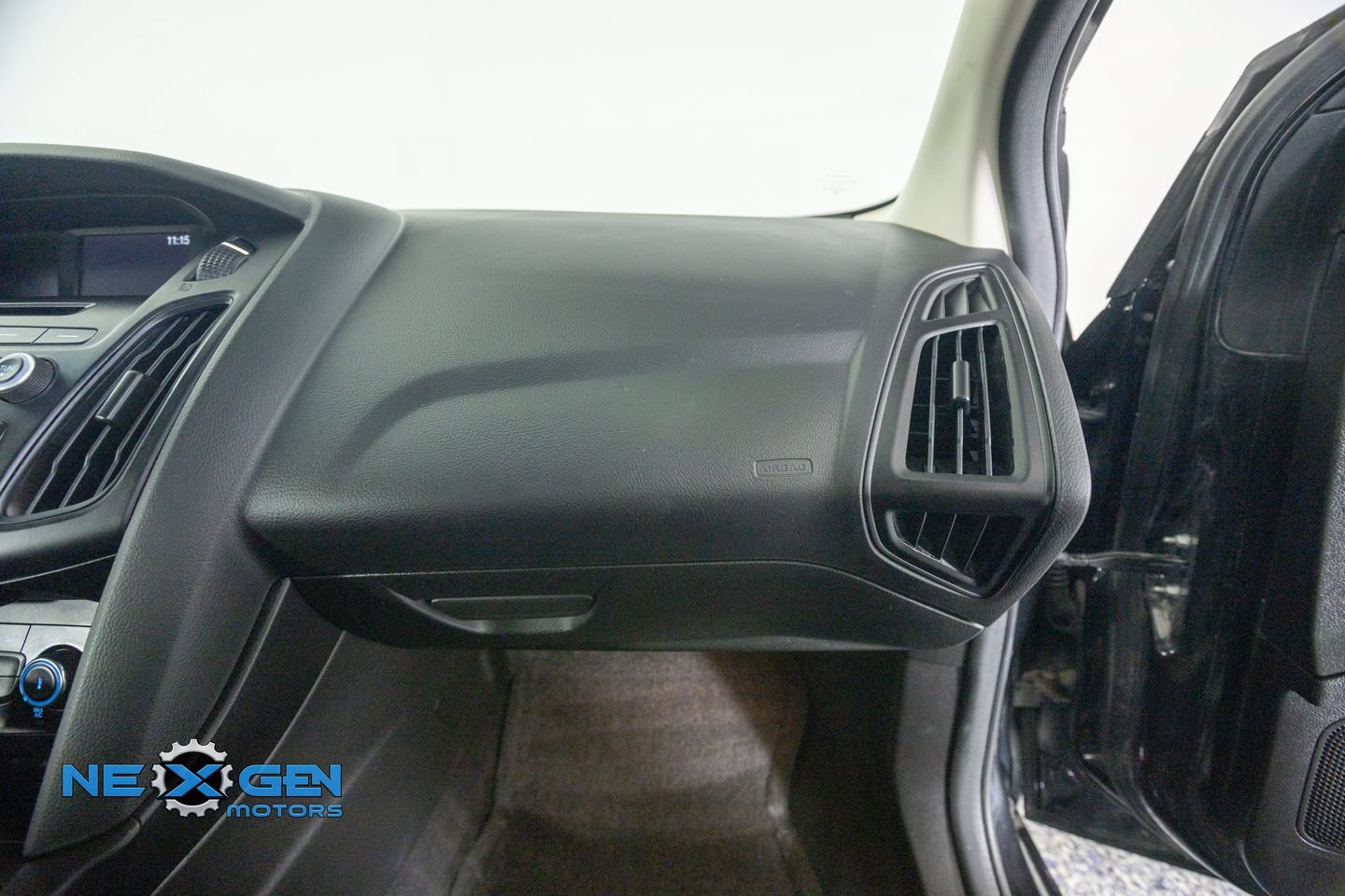 Used 2017 Ford Focus SE w/ SE Sport Package FWD image 39