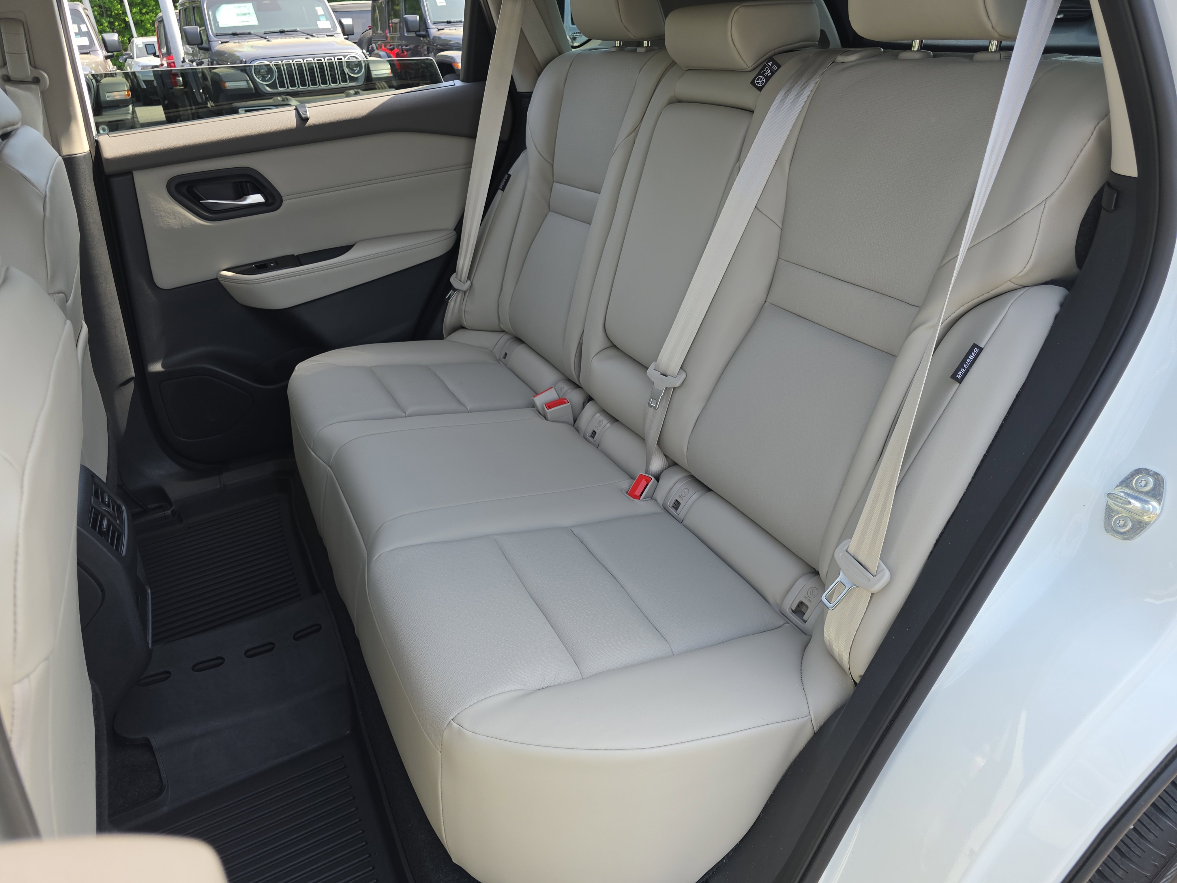 Used 2023 Nissan Rogue SV w/ SV Premium B Package FWD image 14