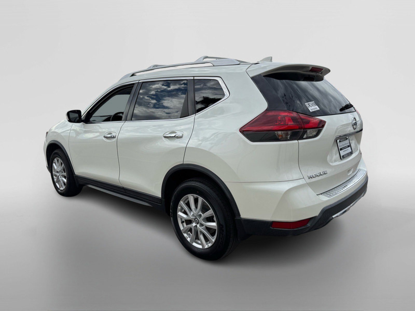 Used 2018 Nissan Rogue SV image 3