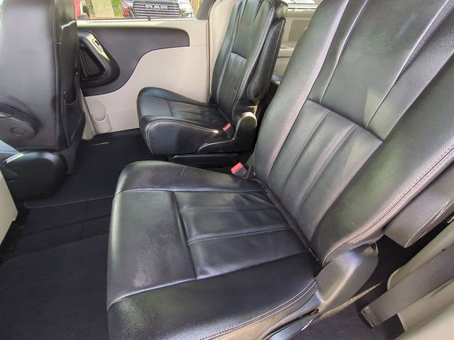 Used 2015 Chrysler Town & Country Touring w/ Driver Convenience Group image 28