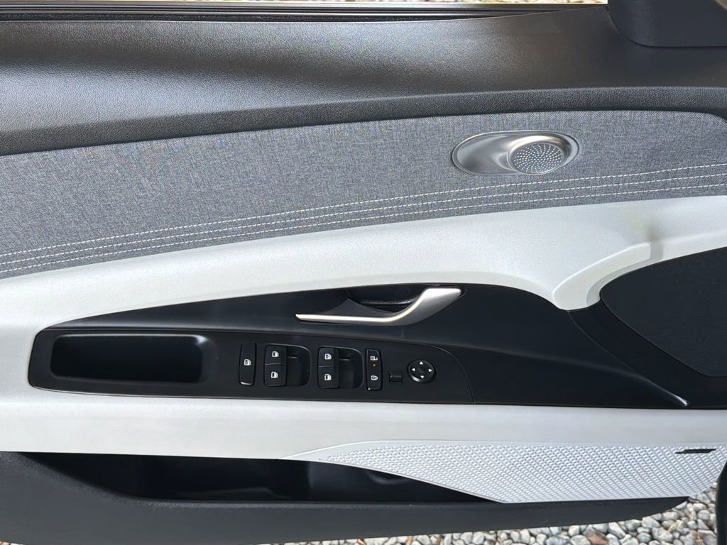 Used 2025 Hyundai Elantra Limited FWD image 3