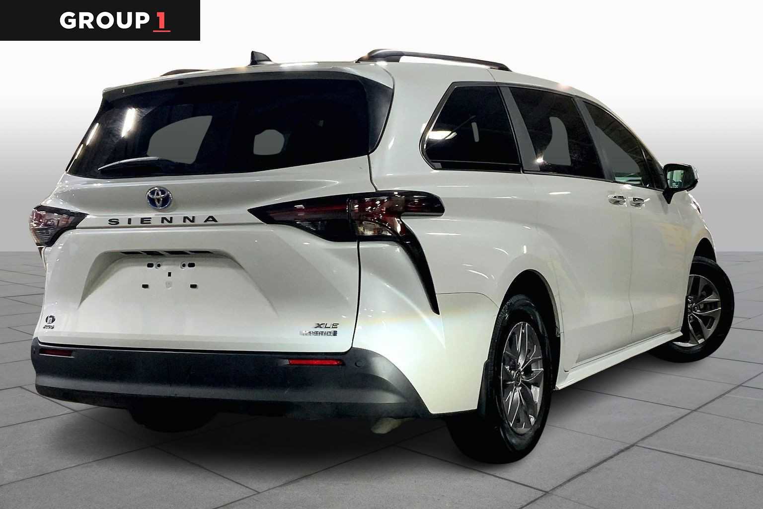 Used 2024 Toyota Sienna XLE w/ XLE Plus Package image 13