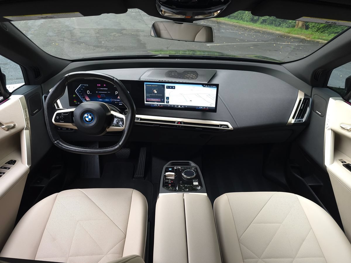 Used 2024 BMW iX xDrive50 w/ Sport Package AWD/4WD image 13