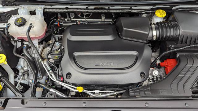 Used 2026 Chrysler Pacifica Select image 33