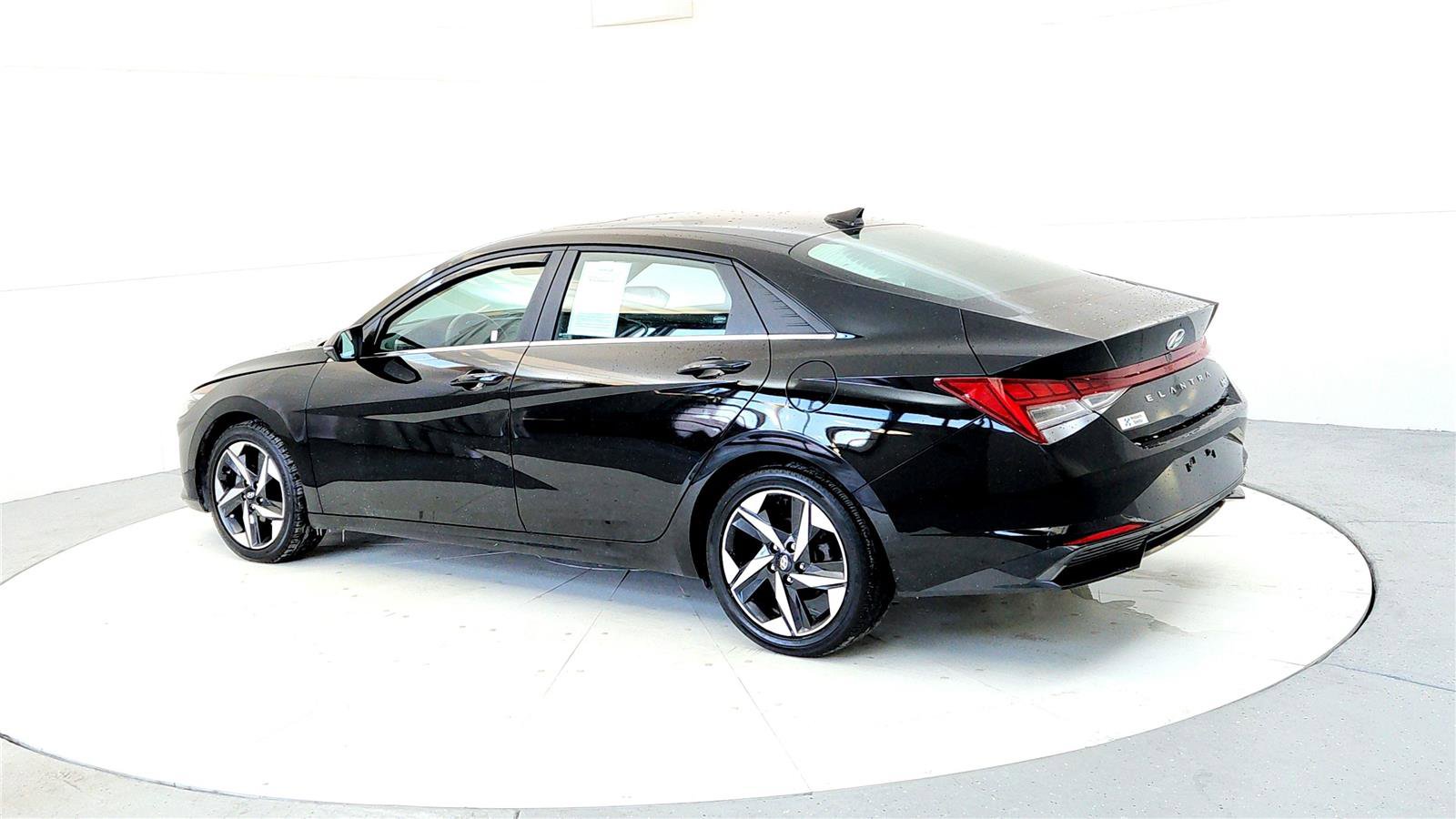 Used 2023 Hyundai Elantra Limited image 4