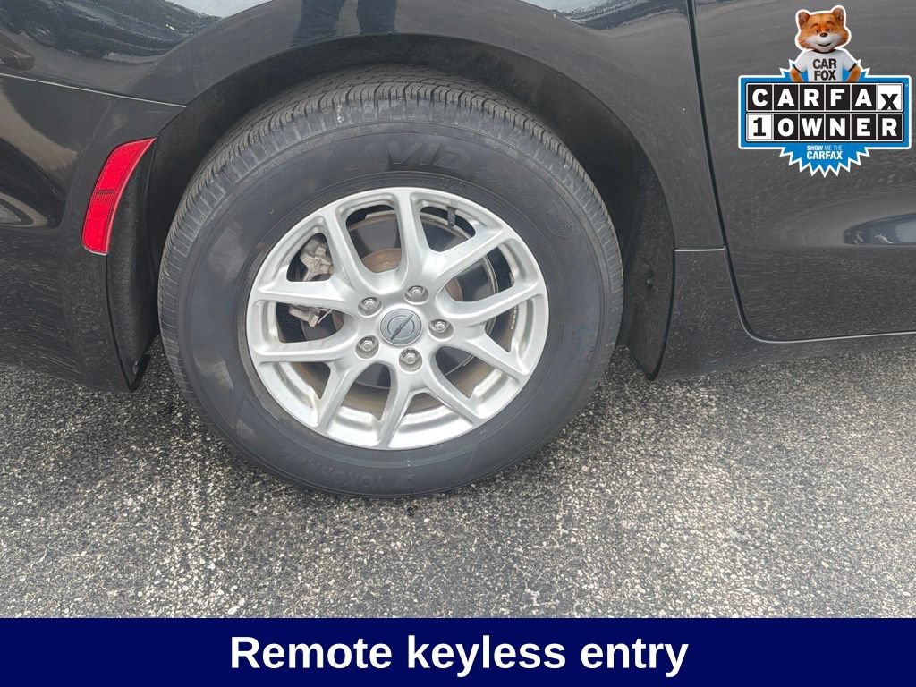 Used 2023 Chrysler Pacifica Touring-L FWD image 14