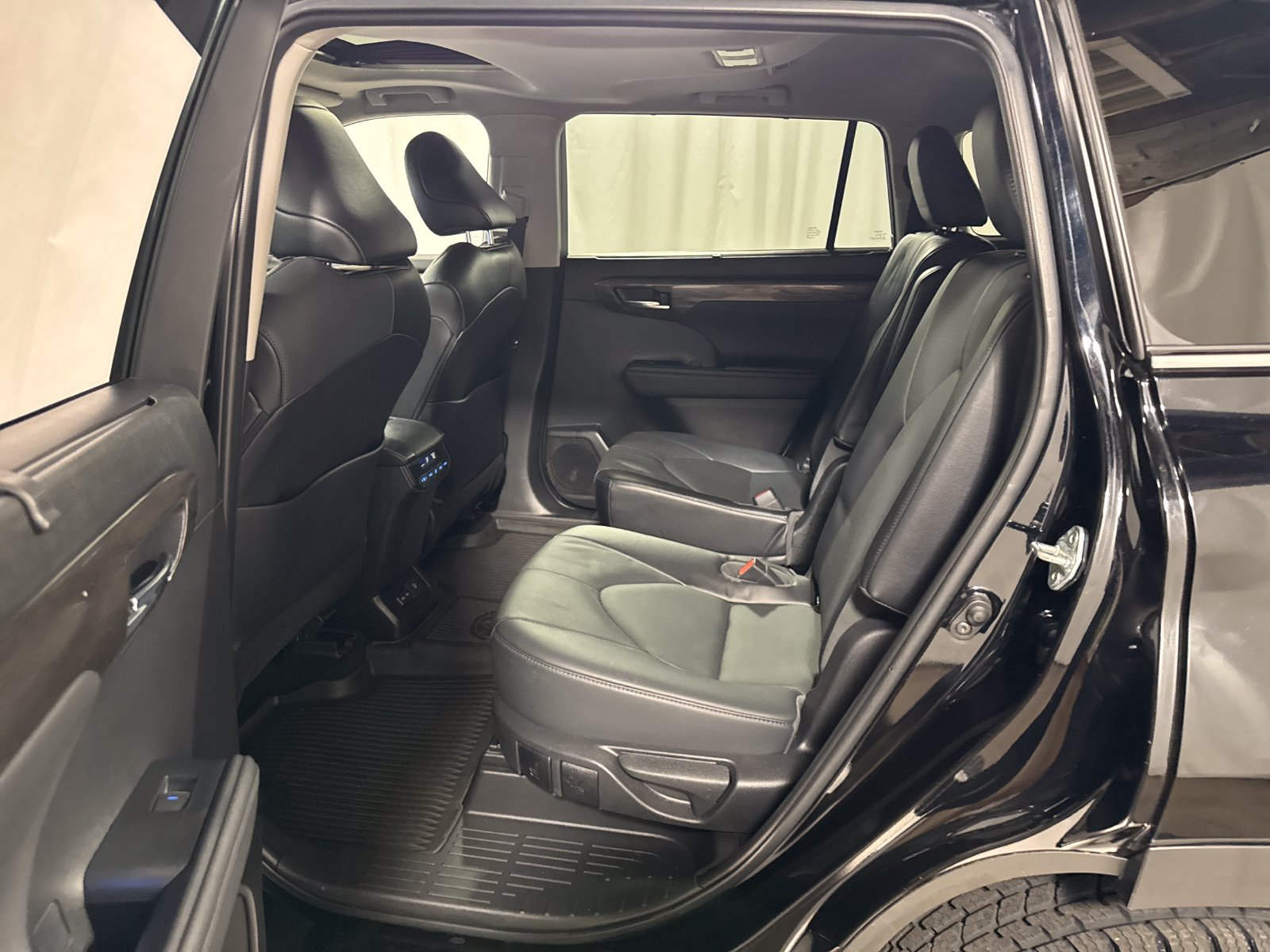 Used 2022 Toyota Highlander Limited AWD/4WD image 5