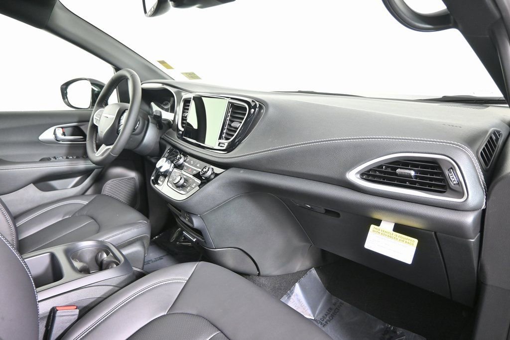 New 2026 Chrysler Pacifica Select image 14