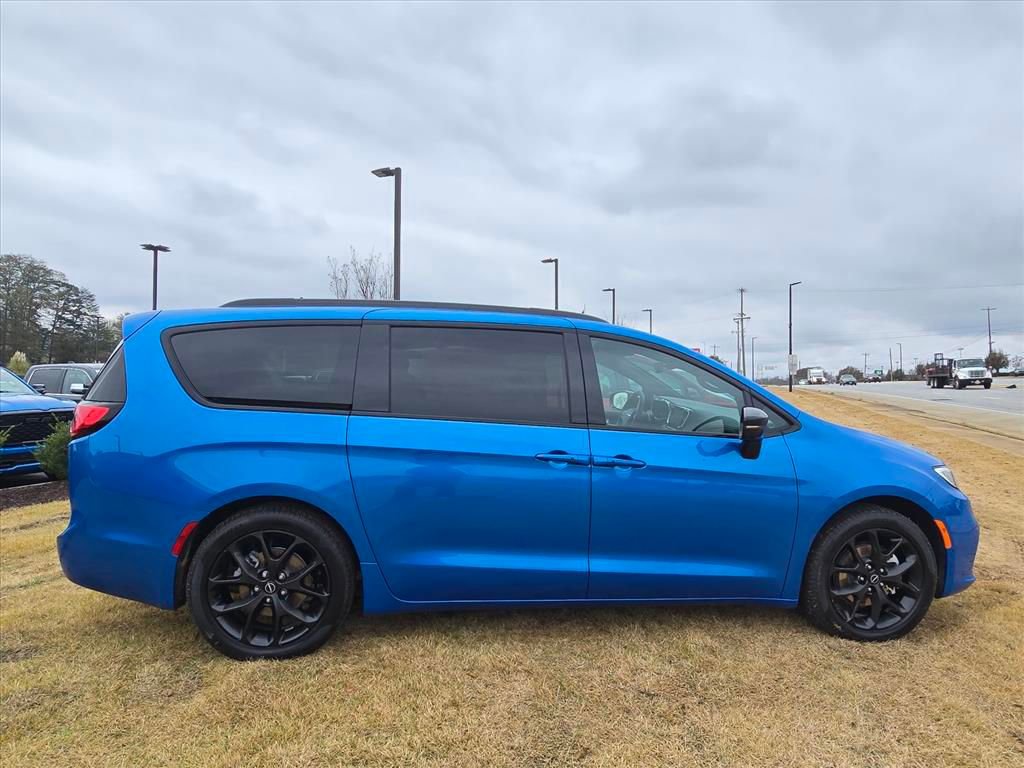 New 2026 Chrysler Pacifica Select w/ S Appearance Package FWD image 2