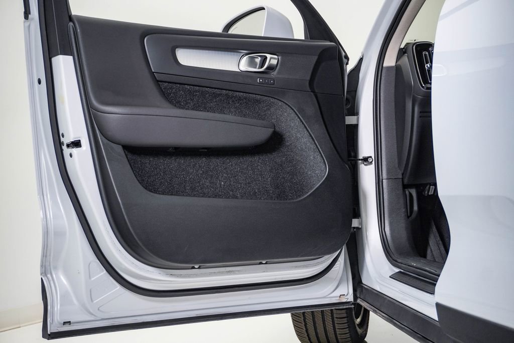 Used 2020 Volvo XC40 T5 Momentum w/ Protection Package Premier image 26