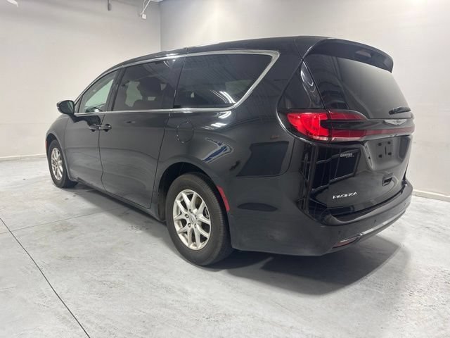 Used 2023 Chrysler Pacifica Touring-L FWD image 8