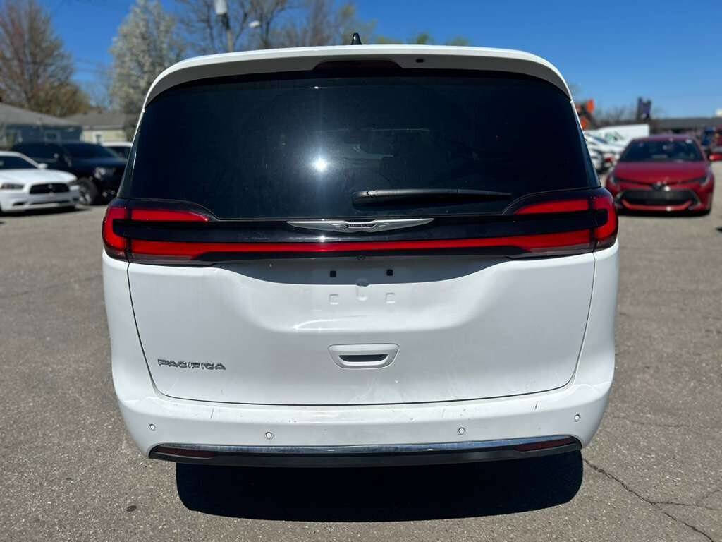 Used 2025 Chrysler Pacifica Select FWD image 6