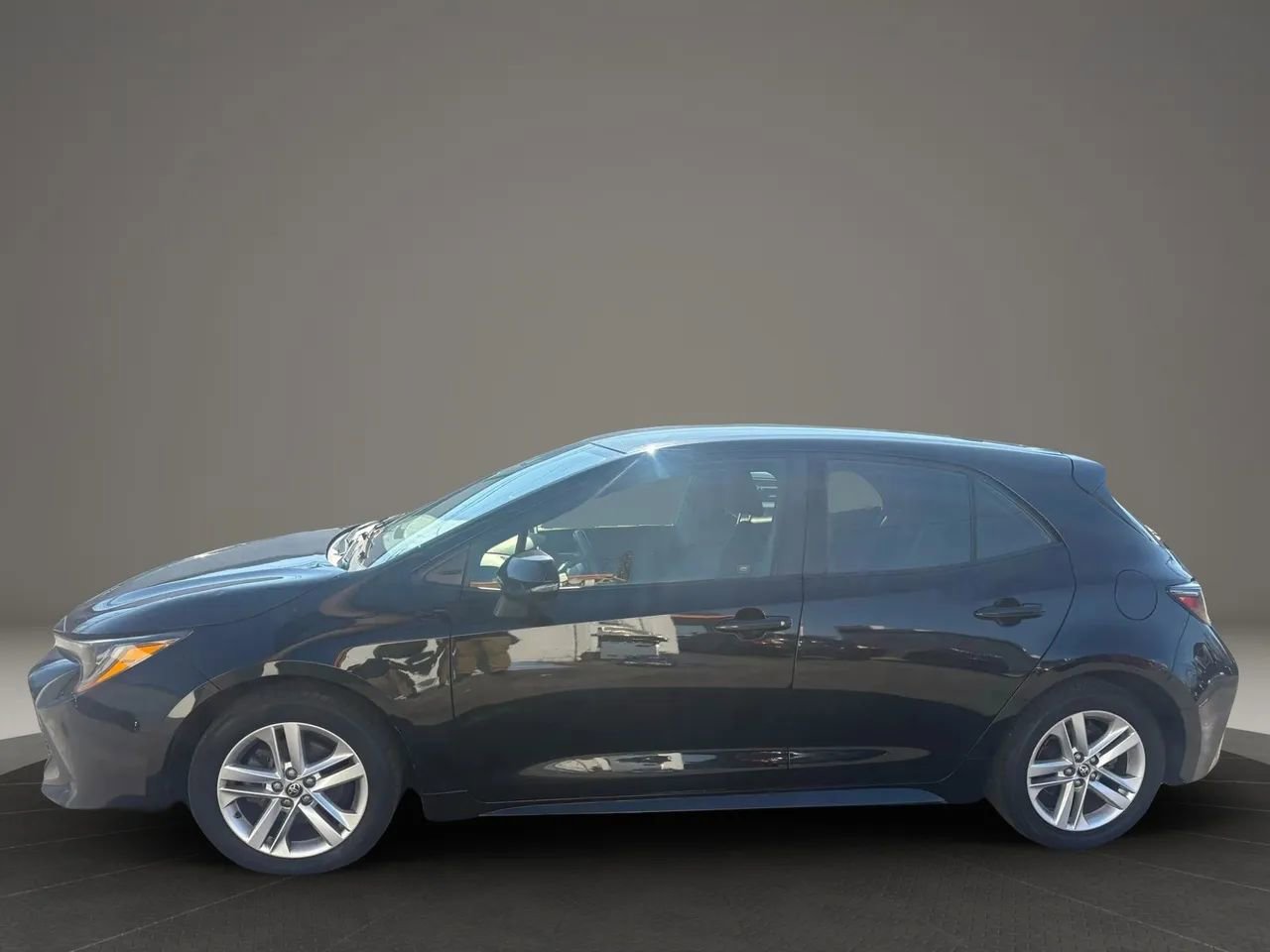 Used 2019 Toyota Corolla SE FWD image 2