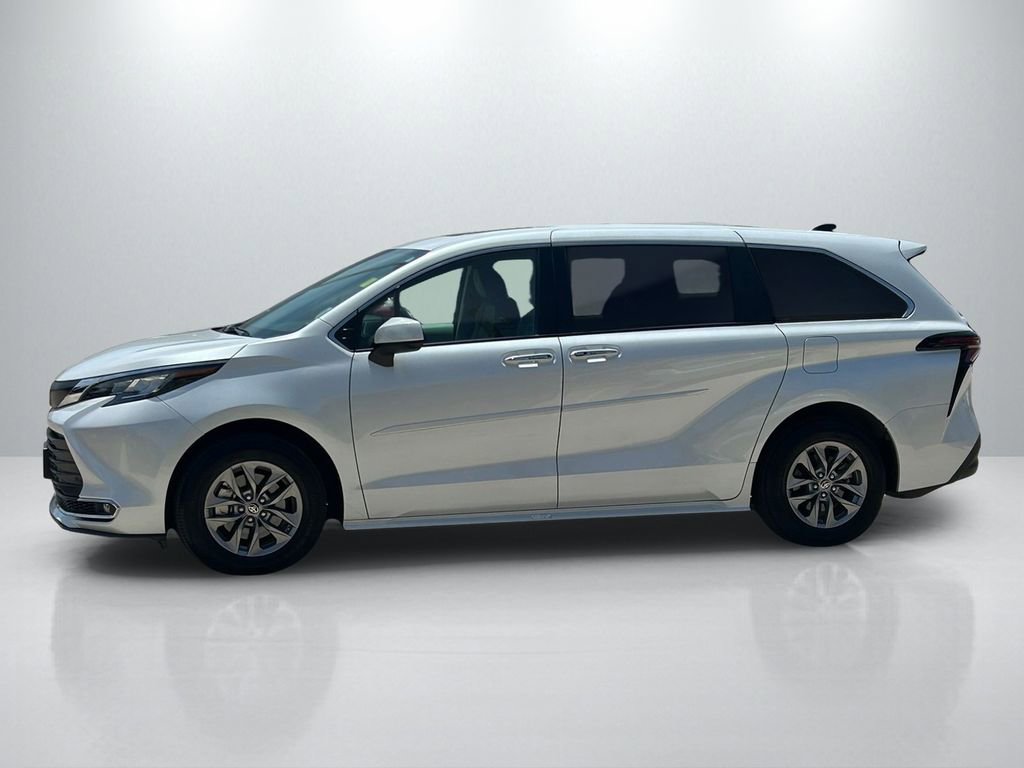 Used 2023 Toyota Sienna XLE FWD image 8