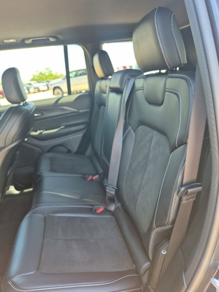 Used 2025 Jeep Grand Cherokee Altitude image 24