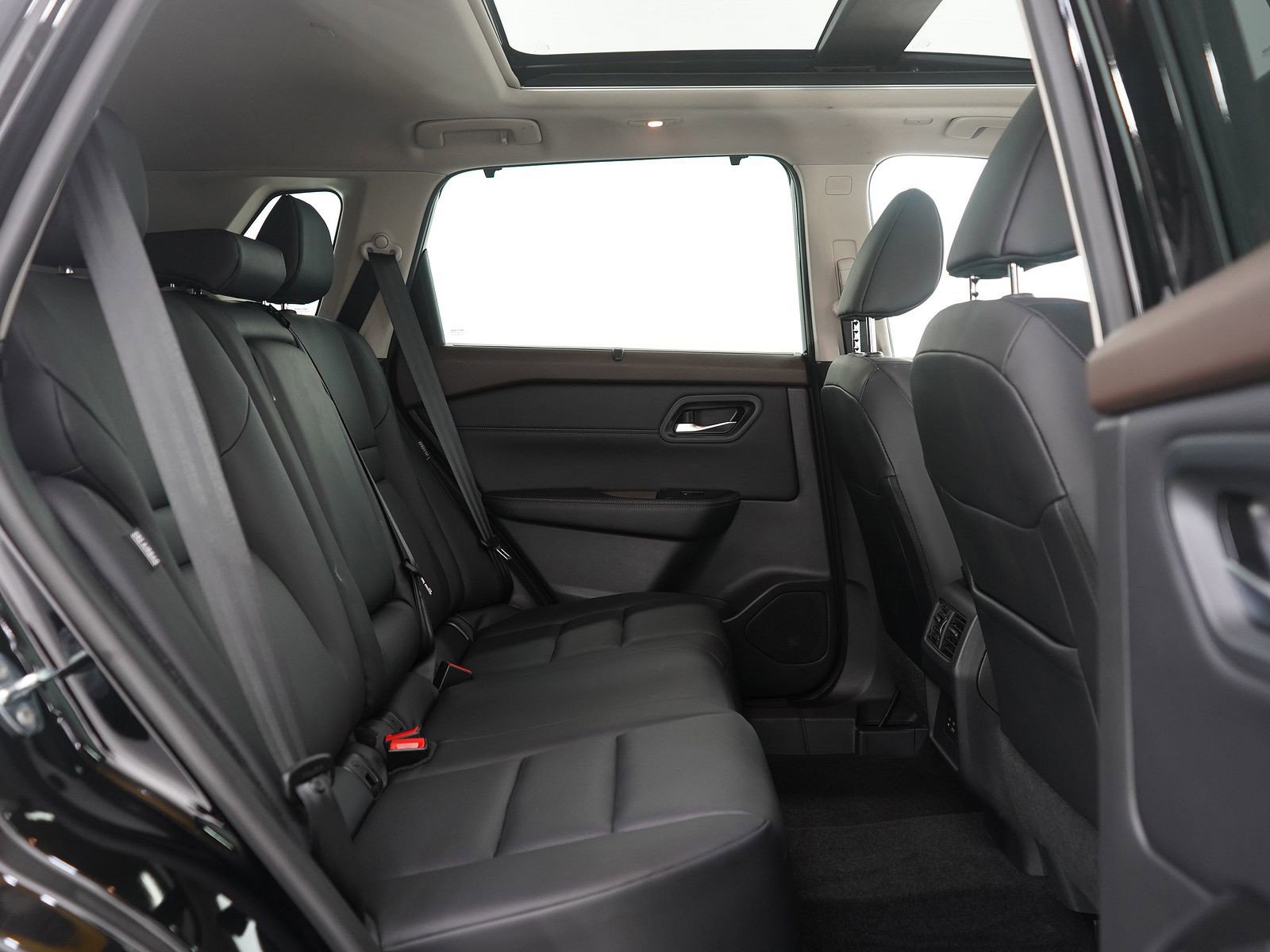 Used 2023 Nissan Rogue SV w/ SV Premium B Package image 13