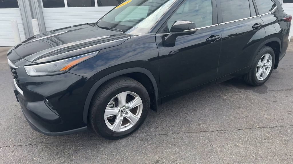 Used 2024 Toyota Highlander LE AWD/4WD image 7