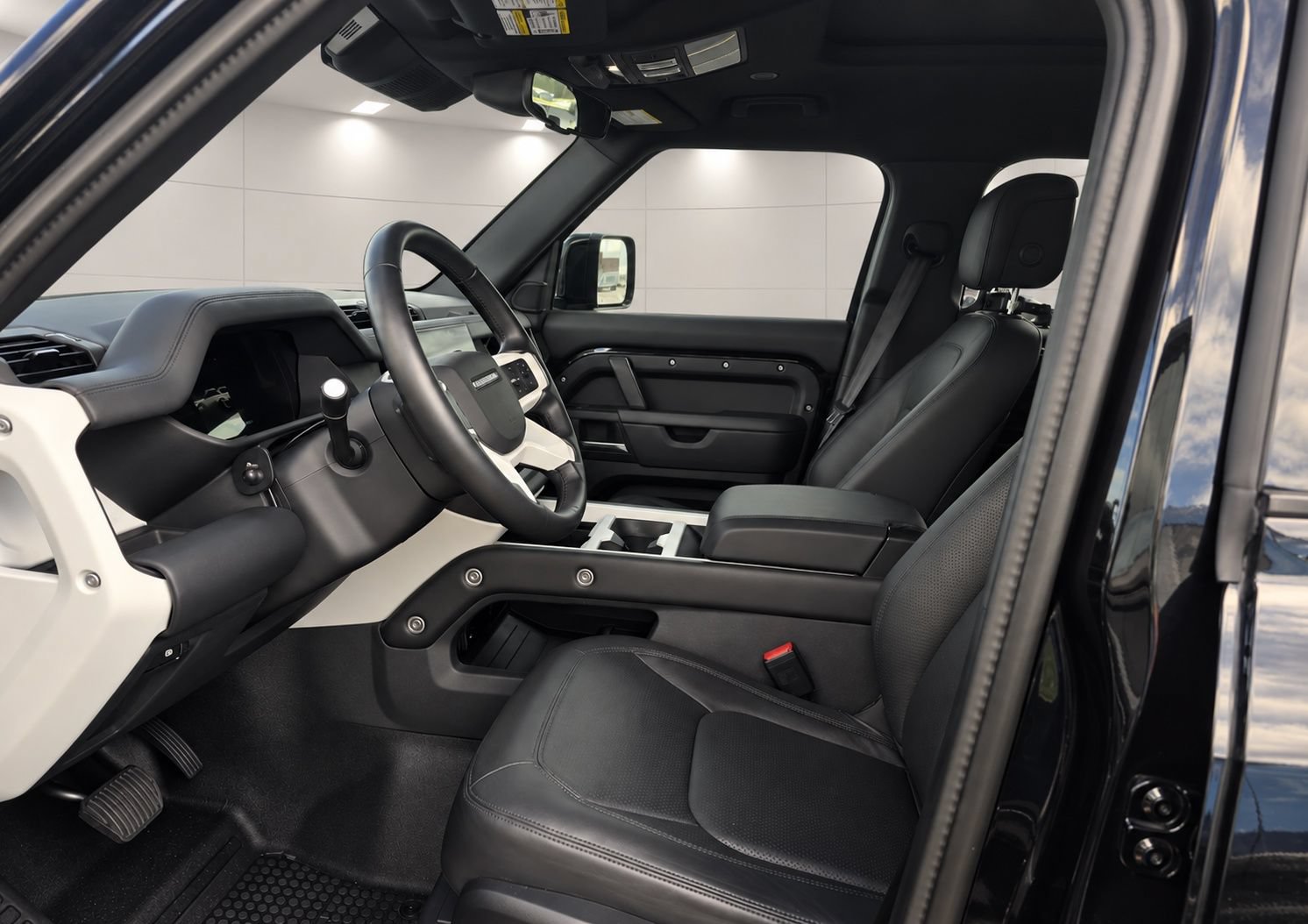 Used 2025 Land Rover Defender 130 X-Dynamic SE AWD/4WD image 3