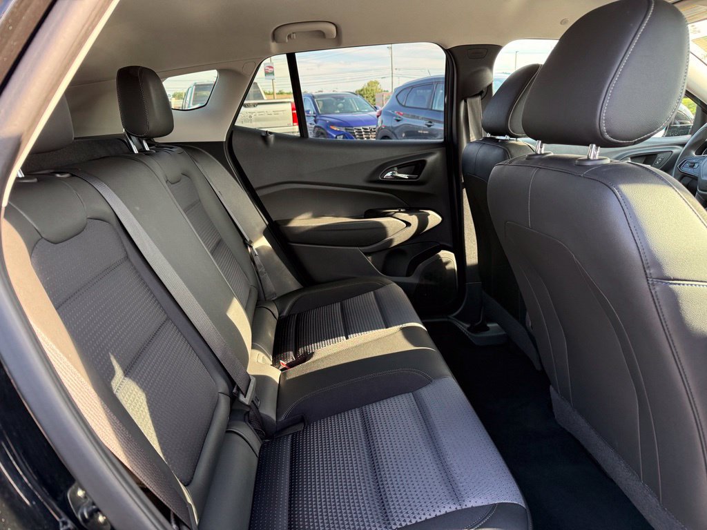 Used 2025 Chevrolet Trax LT FWD image 15