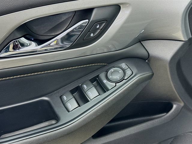 Used 2021 Chevrolet Traverse LT image 19