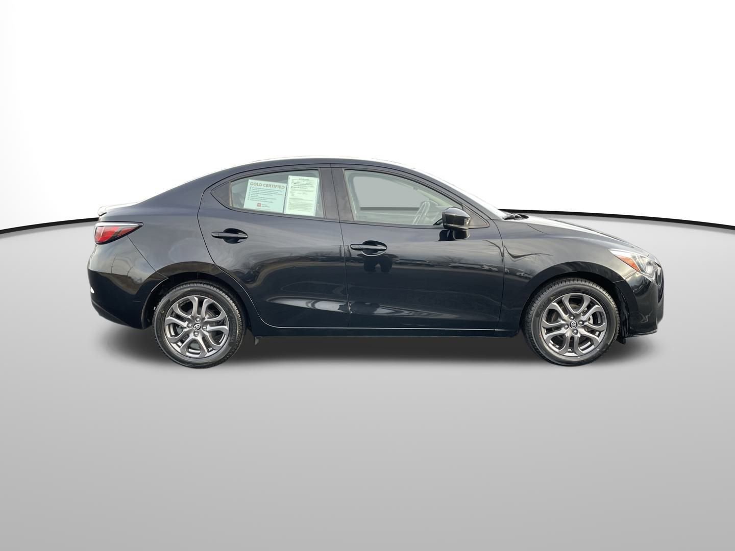 Used 2019 Toyota Yaris XLE image 2