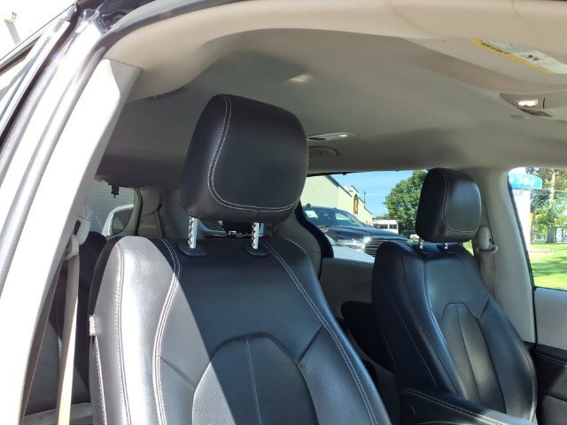 Used 2022 Chrysler Pacifica Touring-L FWD image 21