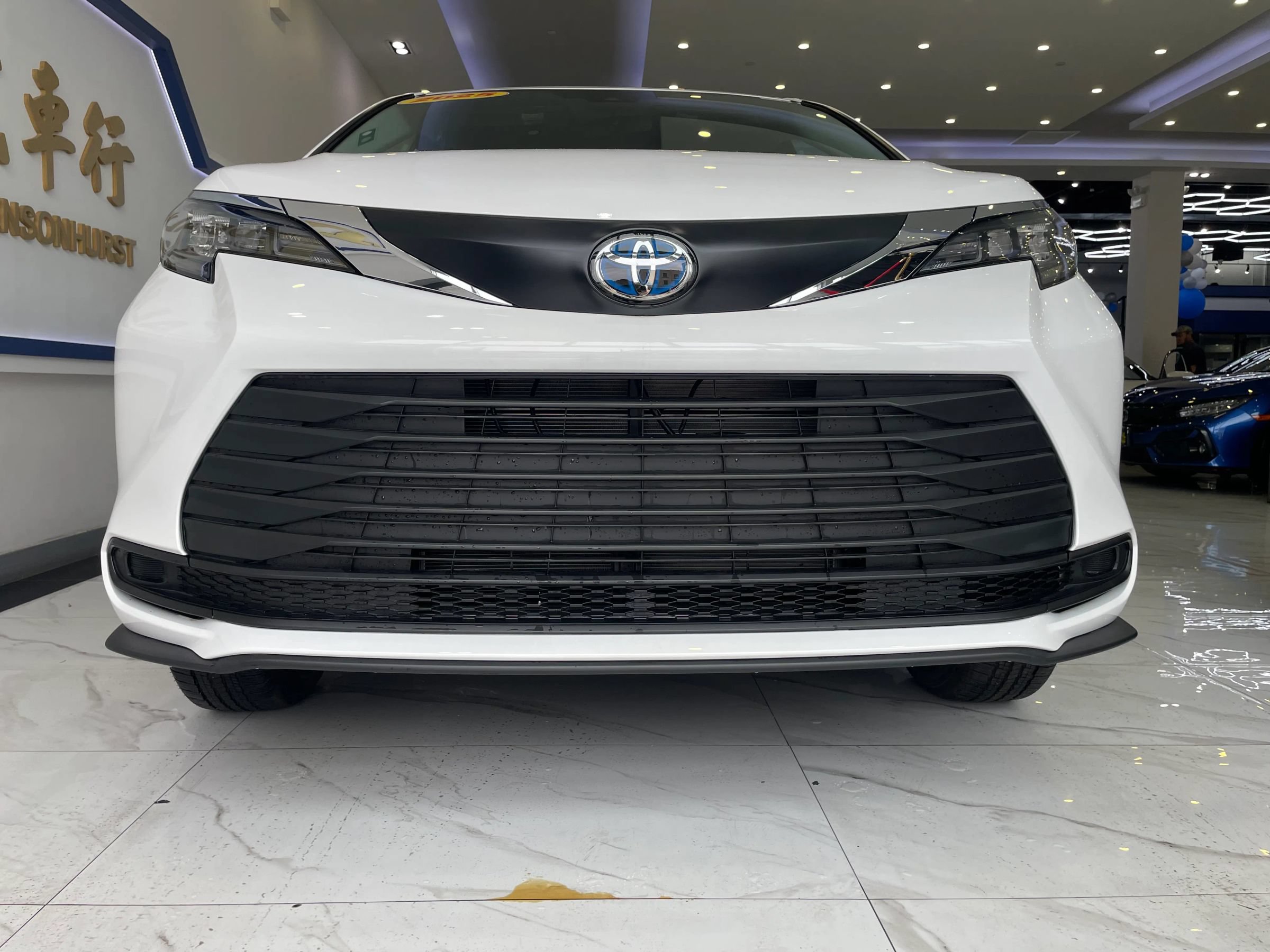 Used 2025 Toyota Sienna LE FWD image 3