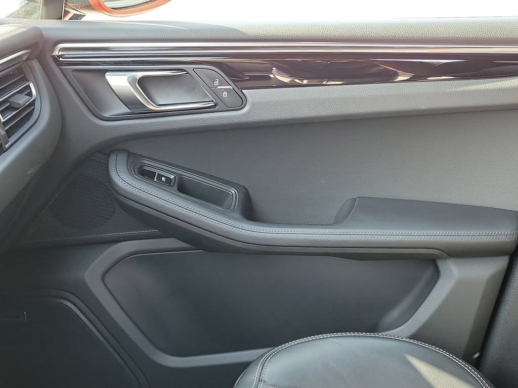 Certified 2024 Porsche Macan AWD/4WD image 23